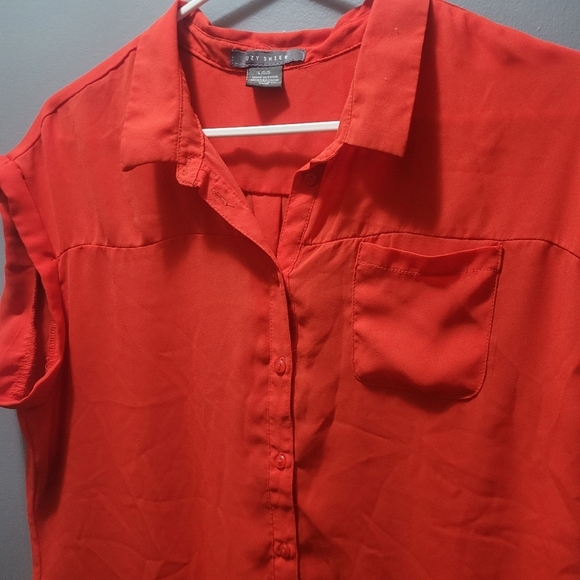 Suzy Shier Red Short Sleeve Button Up Blouse L - Picture 2 of 6